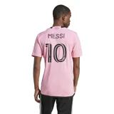 Camiseta de fútbol Adidas del Inter Miami CF, modelo temporada 24/25. Diseño rosa con detalles en negro en cuello, mangas y hombros. Incluye logo de Adidas, escudo del club y sponsor Royal Caribbean en el frente.