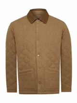 Chaqueta acolchada gris con patrón de rombos, cuello de pana marrón, cierre con broches metálicos, bolsillos frontales y bolsillo interno.