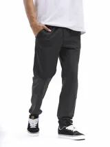 Pantalón casual negro de corte recto, confeccionado en una mezcla de nylon y spandex, con cintura elastizada y regulable mediante cordón.