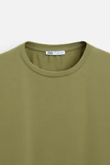 Camiseta slim fit de cuello redondo y manga corta, confeccionada en tejido de algodón con elasticidad.