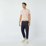 Camiseta rosa de manga corta con textura de seersucker y cuello redondo.