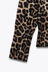 Jersey de punto color marrón con estampado de leopardo, cuello redondo y manga larga.