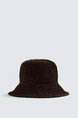 Sombrero tipo bucket tejido a crochet color marrón oscuro.