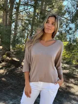 Sweater marrón claro de tejido de punto de algodón, con escote en V y mangas 3/4 estilo ranglán.