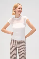 Remera blanca de poliéster calado, de manga corta, corte ajustado y cuello redondo.