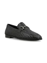 Mocasín de cuero negro con diseño tejido y aplique metálico plateado.