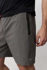 Short deportivo negro con cintura elástica y logo pequeño en la pierna.