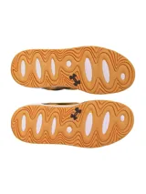Zapatillas urbanas Under Armour U Court Anatomix, con capellada de cuero sintético negro con detalles en amarillo y suela de goma color caramelo. Diseño anatómico para mayor comodidad y control.