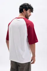 Remera de mangas cortas ranglan, con cuerpo blanco y mangas y cuello en color bordó.