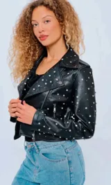 Campera negra estilo motoquera de cuero sintético con tachas plateadas.