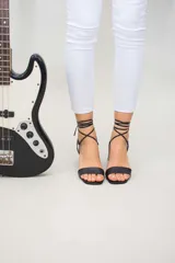 Sandalias rojas de cuero con tiras finas para atar al tobillo y tacón cuadrado.