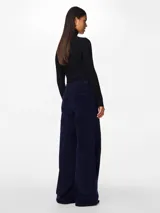 Pantalón de pana azul marino de corte ancho.