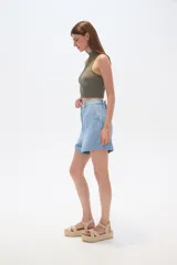 Short negro con textura arrugada, cintura elástica con cordón ajustable y corte holgado.