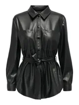 Camisa negra de eco cuero con cuello clásico, cierre frontal con botones a presión, dos bolsillos con solapa en el pecho, mangas largas con puños abotonados y cinturón ajustable en la cintura.