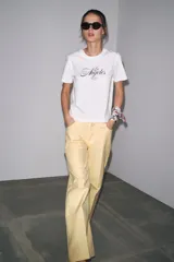 Camiseta blanca de cuello redondo y manga corta con estampado de texto en azul.