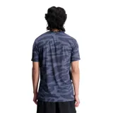 Remera de hombre New Balance, modelo Accelerate, color azul con estampado abstracto en tonos más oscuros y logo de la marca en el pecho.