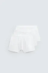 Pack de tres calzoncillos tipo bóxer blancos con cintura elástica.