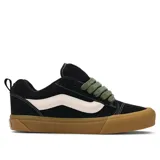 Championes Vans Knu Skool negros con suela marrón y cordones verdes.