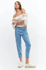 Pantalón de jean celeste con estampado floral, de tiro medio y corte recto.