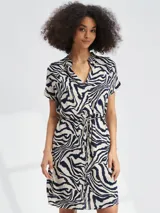 Vestido corto con estampado floral en tonos azul y blanco, con cuello en V, mangas cortas y lazo en la cintura.