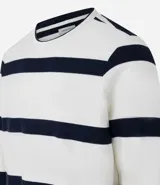 Remera de algodón color crudo con rayas horizontales azul marino, cuello redondo y mangas largas.