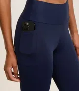 Calza deportiva de microfibra color azul marino, con cintura alta y bolsillos laterales.