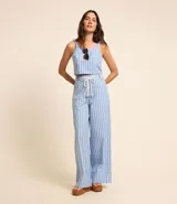 Pantalón wide leg de cintura alta confeccionado en tricolina rayada con trabillas y lazo en la cintura.
