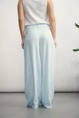 Pantalón de vestir verde militar, de corte palazzo, con pinzas en la cintura y bolsillos laterales.