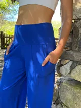 Pantalón palazzo azul eléctrico de lycra de algodón con tiro alto, piernas anchas, bolsillos laterales y faja ancha en la cintura.