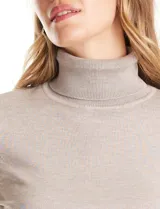 Polera tejida en hilado fino color verde oscuro, de manga larga con tajo en el puño y cuello alto.