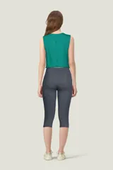 Musculosa verde esmeralda con estampado de texto en blanco.