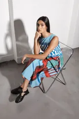 Vestido largo sin mangas con estampado abstracto en tonos rojo, blanco, verde, amarillo y azul.