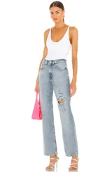 Top blanco con cuello en V y breteles anchos.