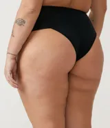 Bombacha de bikini negra con laterales drapeados y forro de algodón.