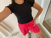 Remera gris de morley de algodón, de manga corta con terminación fruncida.