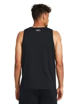 Musculosa deportiva Under Armour negra con logo blanco estampado en el pecho. Tejido ligero, suave y de secado rápido.