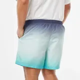 Short de baño celeste con degradado a azul marino, cordón ajustable en la cintura y bolsillos laterales.