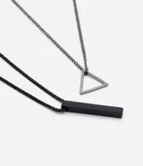 Set de dos collares metálicos, uno con cadena de eslabones y dije de triángulo, y otro con cadena de eslabones rectangulares y dije de barra rectangular.