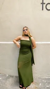 Vestido largo verde oliva de microtul elastizado, con escote recto, frunces y forro corto.