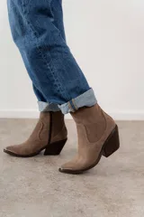 Bota corta de gamuza color marrón claro, con puntera metálica, cierre lateral y taco de madera.