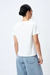 Remera negra de algodón con estampado blanco de un edificio de estilo oriental y texto en inglés y japonés.