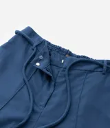 Pantalón largo de lino color azul con corte palazzo, cintura alta con elástico y cinturón de cordón ajustable.