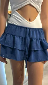 Short pollera azul con volados y cintura elastizada con cordón ajustable.