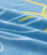 Remera de hombre, corte comfort, manga corta, color celeste con efecto desteñido y un pequeño estampado frontal de un sol sonriente.