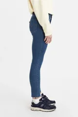 Jeans de tiro alto Levi's modelo 721, corte skinny, color azul Chelsea SW. Fabricados con denim stretch con tecnología Hypersoft.