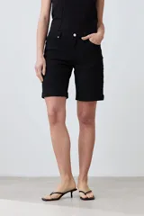 Bermuda de jean color negro, corte a la rodilla, con cinco bolsillos y presillas para cinturón.