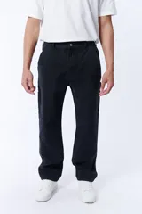 Pantalón de trabajo negro, de corte recto y tiro medio, con múltiples bolsillos laterales y traseros.