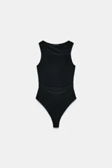 Body negro de escote asimétrico y manga sisa. Presenta un drapeado en el delantero y cierre inferior con botones a presión.