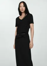 Vestido negro largo con escote en V y cinturón fino.