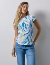 Remera de mujer marca Cupio, de corte clásico, confeccionada en modal estampado con motivos de hojas en tonos azules, verdes y lilas.